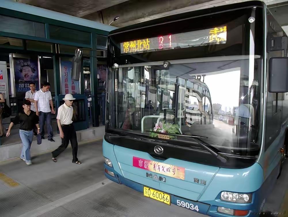 公交车上来一个女中学生，胆怯地对司机说：叔叔，我今天忘记带乘车卡了，明天还坐您这