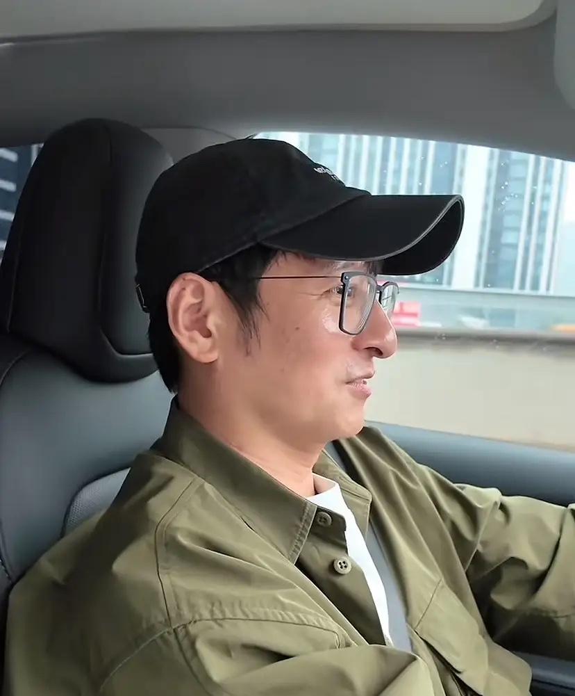 李维嘉这才是真正的鹰勾鼻，不过看起来像假的一样，而且这鼻子侧面看着可真大啊！
