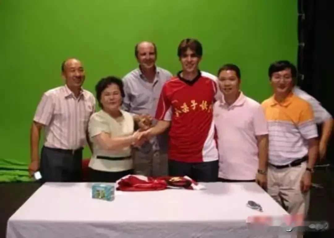 2003年，罗纳尔多来中国时，一个中年女商人托关系找到了他：“你陪我吃顿饭，我就