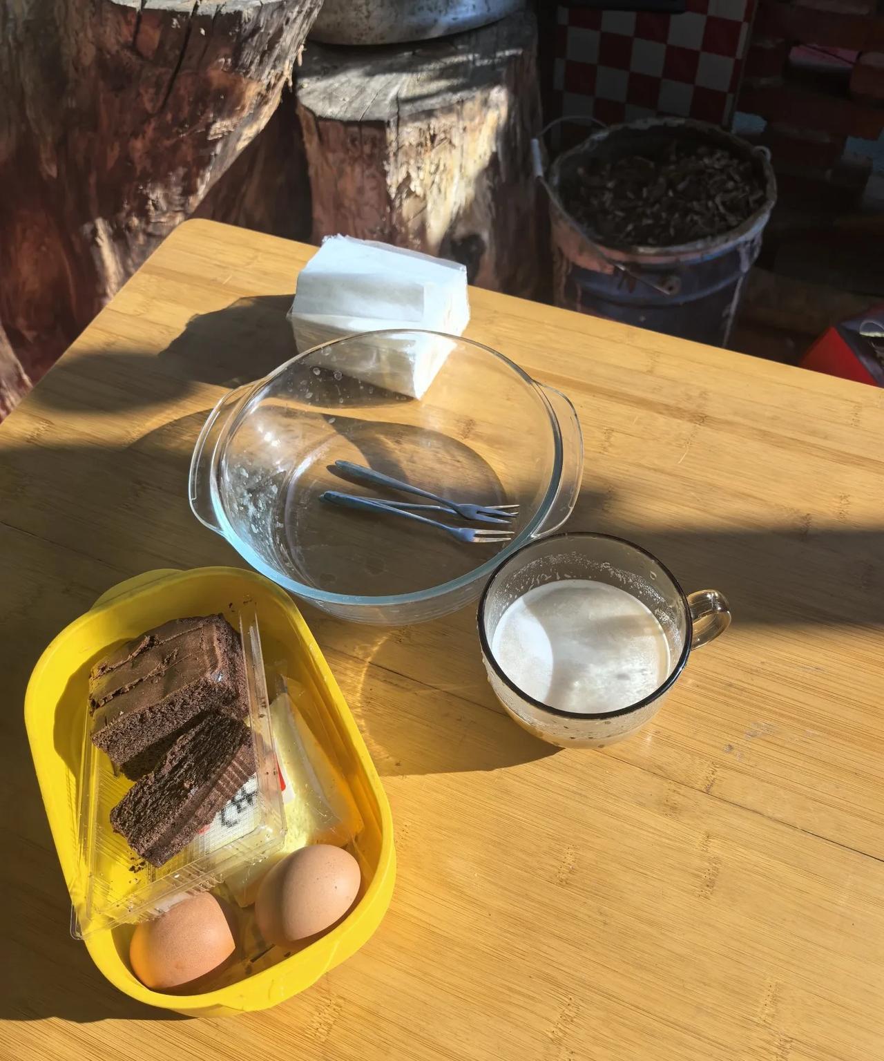 十几年前我家在市里买了一套三居室楼房，当时就想买一楼，就是想着等我退休了以后，收