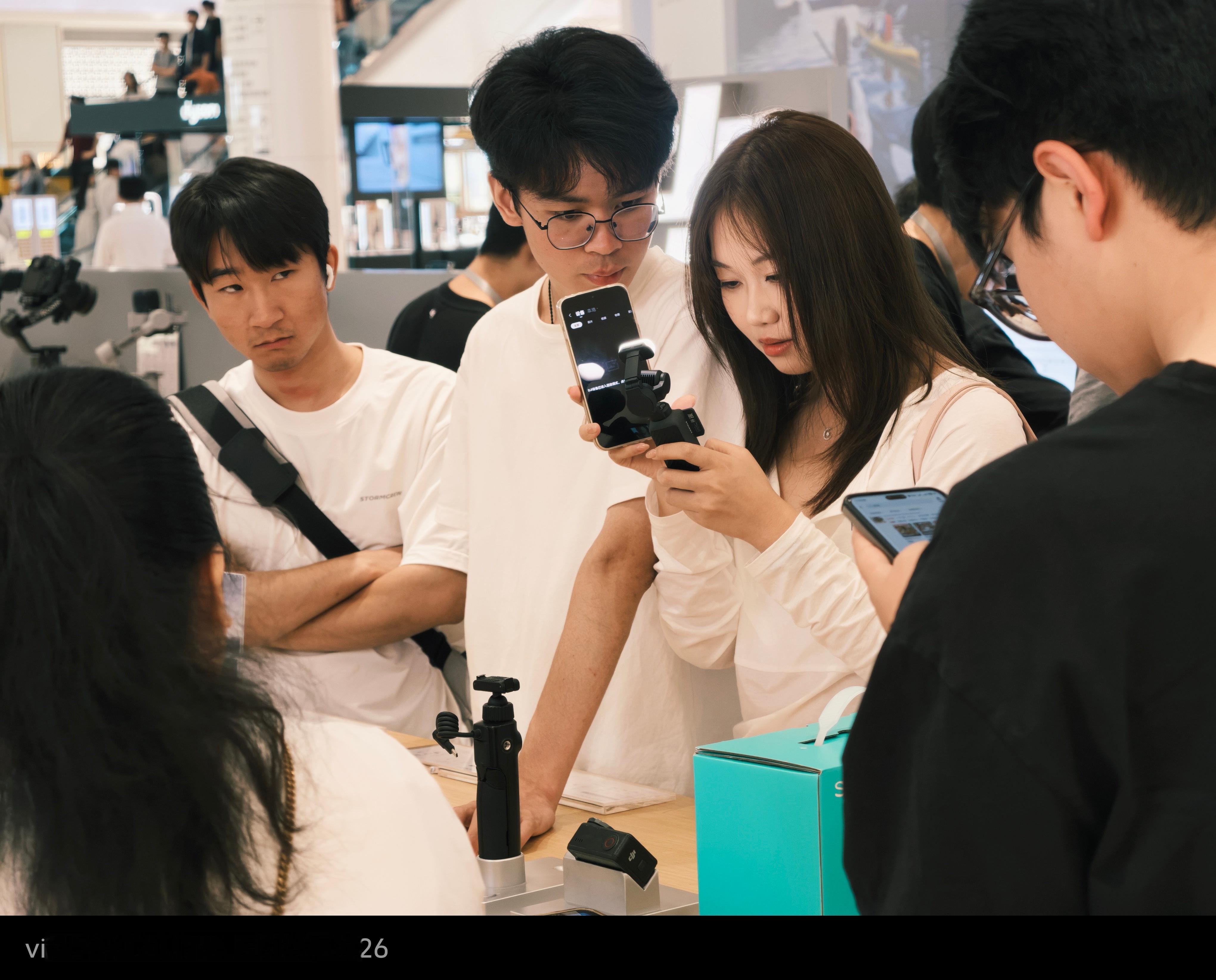 太夸张了！还说来大疆门店来看看大疆Pocket4，结果现场貌似就一台，那么多人