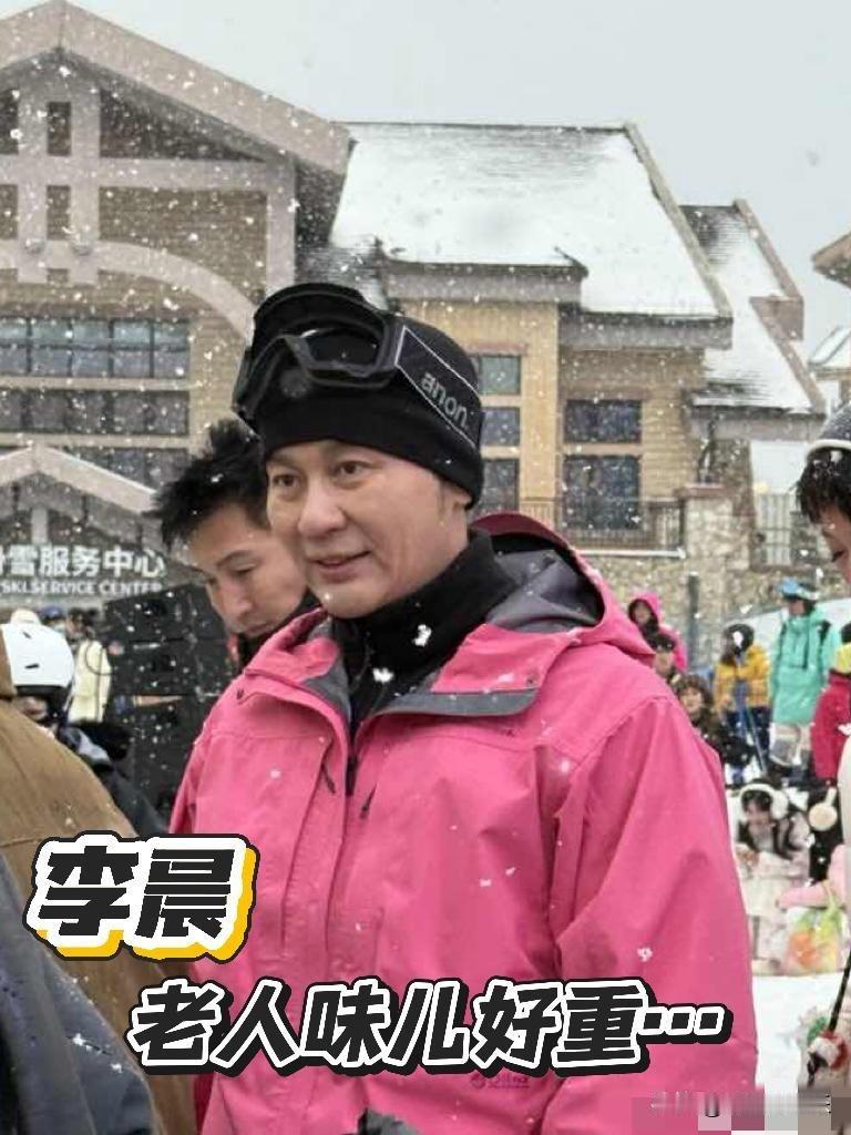 47岁的李晨真是个迷！奔五的年纪了不结婚也不生子，在圈内打拼多年，据说家底相
