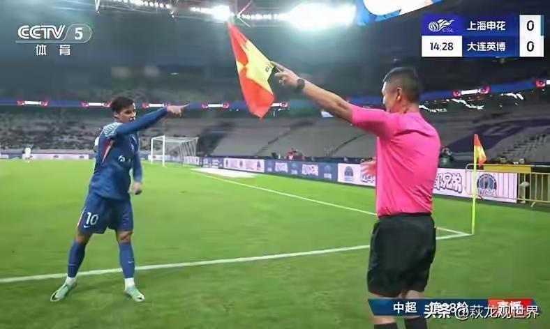 申花在足协杯发奖仪式上“中枪”12月6日是中国足坛2025赛季的落幕战，由北
