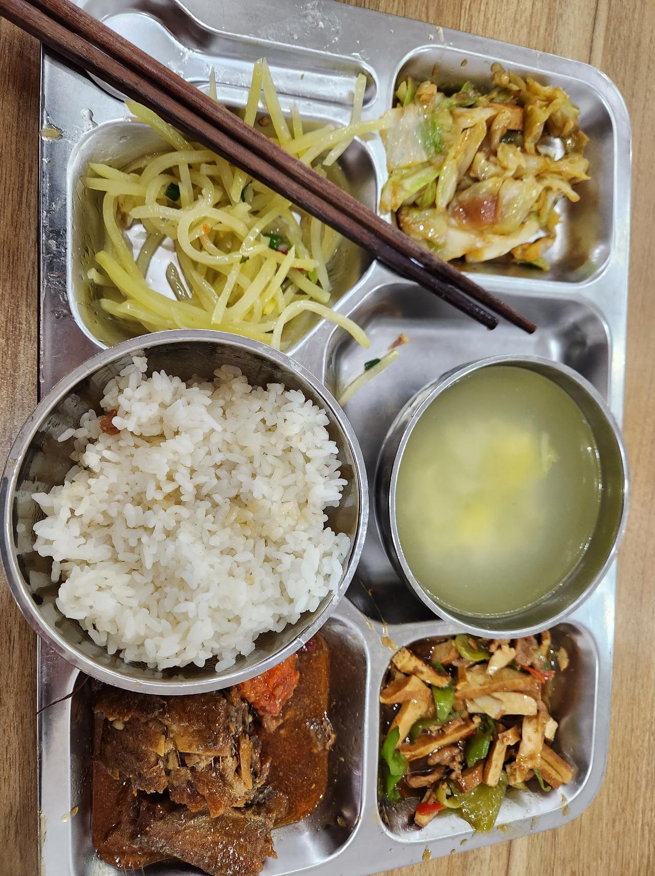 两元的工作餐。总价是22，员工自己出2元，单位贴20元给承包商。地点南京某事业