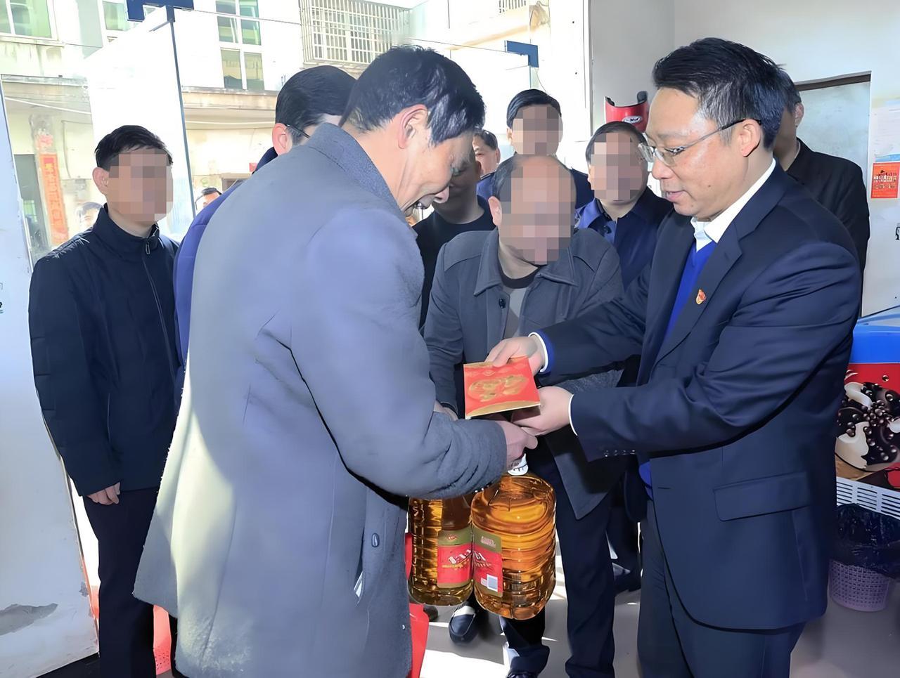 没想到在南昌市、福建省、江苏省都工作的老刘是江西省莲花县人，莲花县是一个山区小县
