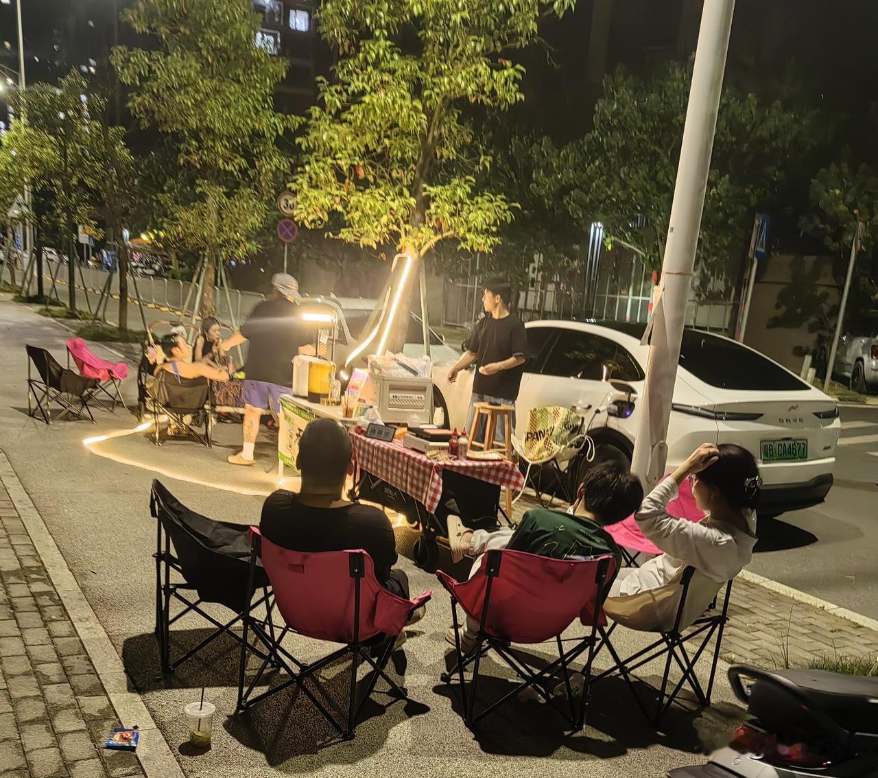 我觉得我要反思一下自己。前几天我拍视频吐槽河边道路有人占道摆摊，影响路人通行，还
