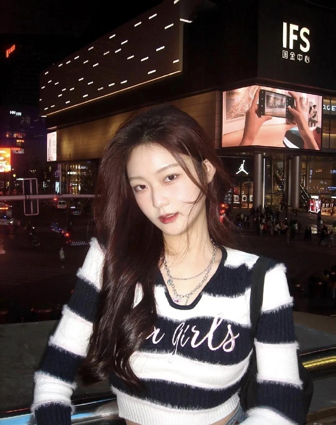 夜晚街拍，少女心爆棚的黑白条纹毛衣，少女感十足！