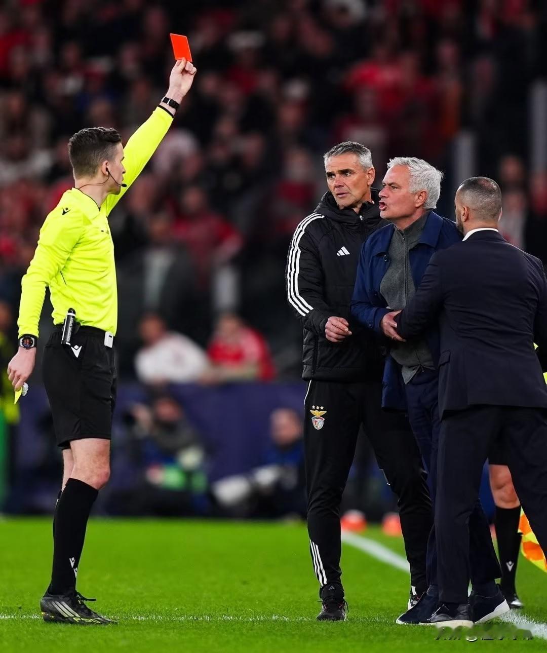 充满争议的魔力鸟，穆里尼奥总会成为全场比赛的焦点!在本菲卡0-1惜败皇马的欧