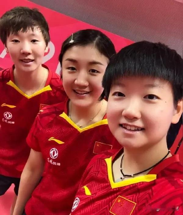 三姐妹又凑一起领奖了，这次王曼昱金牌，孙颖莎银牌，陈梦铜牌。男单樊振东，王楚