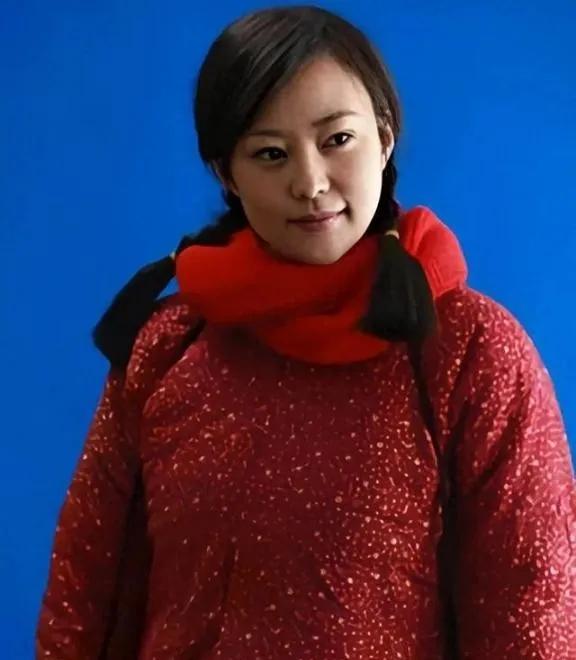 1971年，北京知青邵东平顶住所有压力，迎娶了陕北当地地主家的女儿。新婚之夜，妻