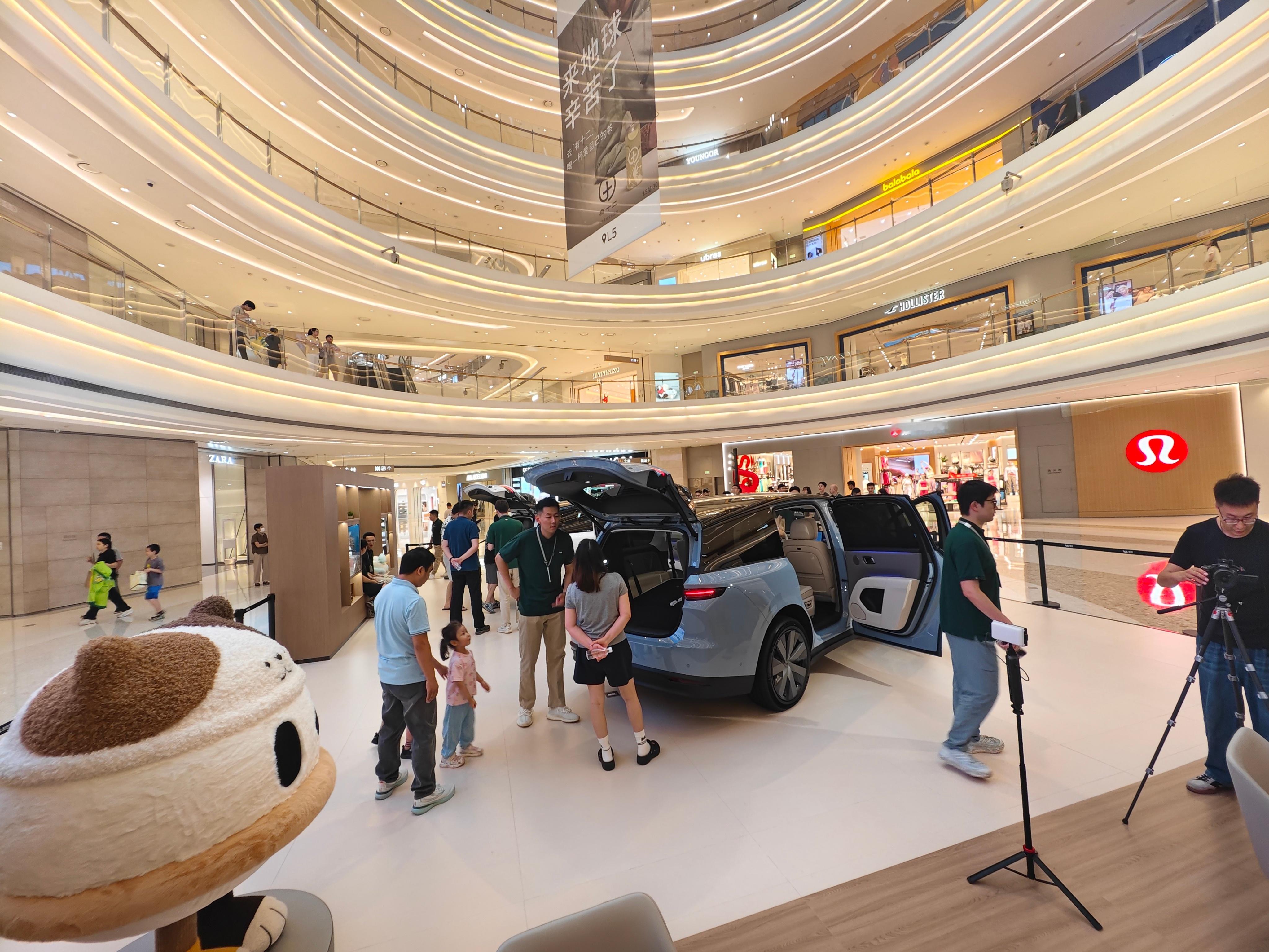 今天来理想巡展探店咯现场井然有序按照预约用户的顺序深度体验期待大家来体验哦隔壁平