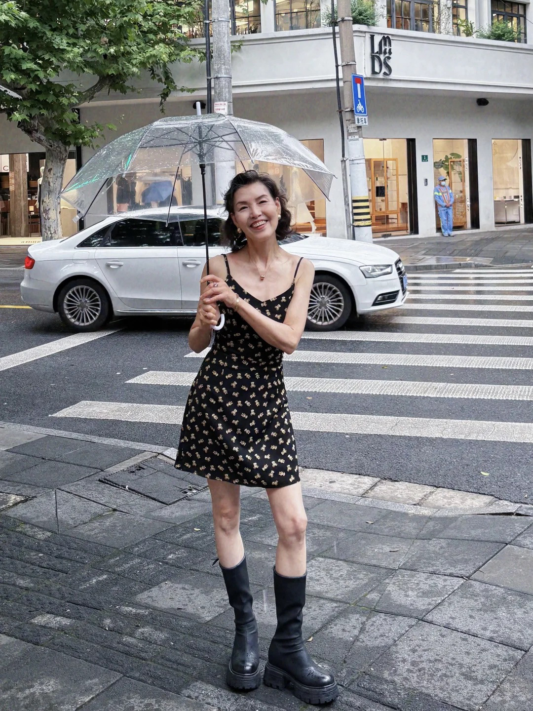 很难想象这个姐姐已经69岁了，无论是从面容神态，还是身材气质，一点都看不出来年龄感！这一身的搭配也很