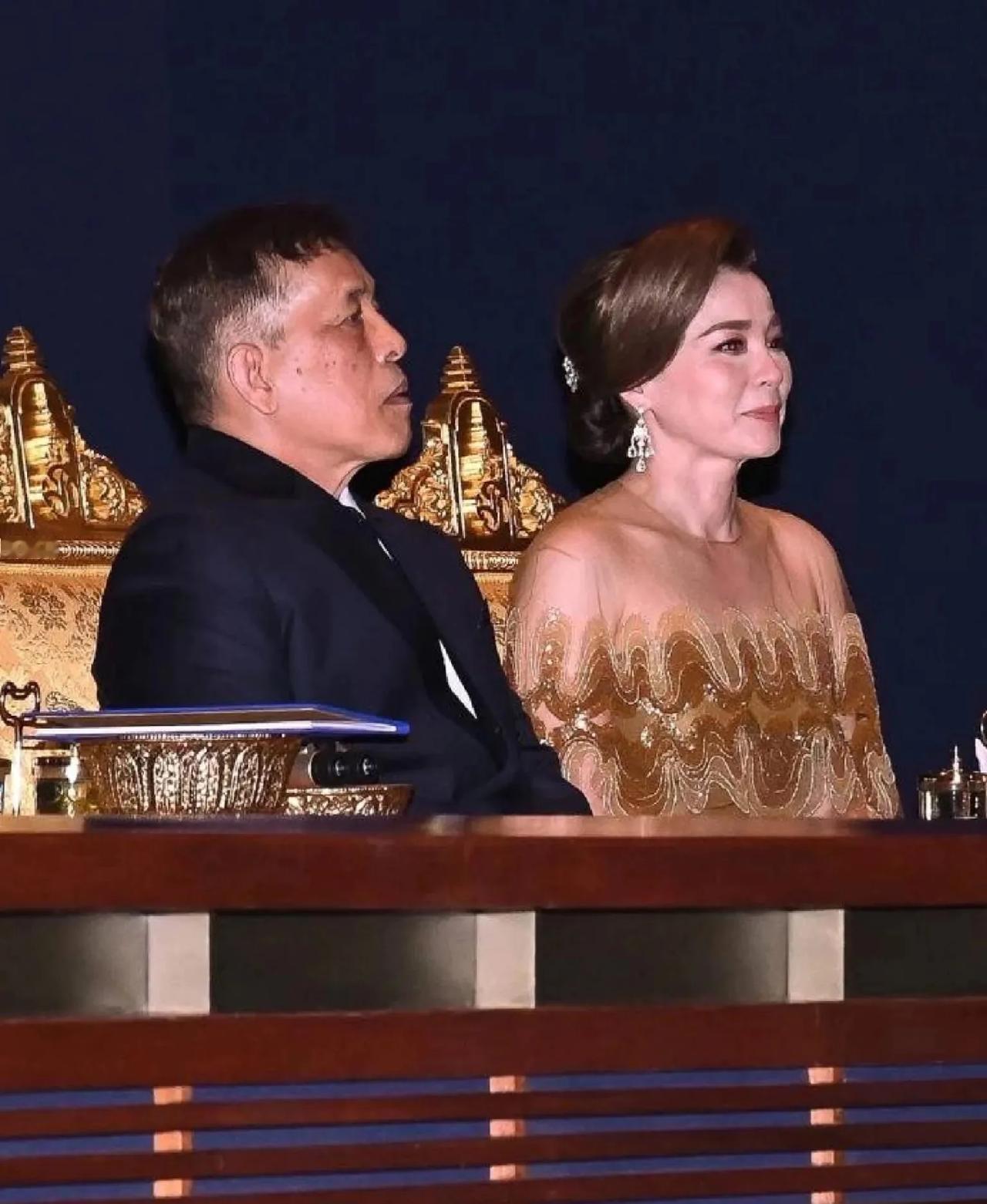 泰国王后苏提达不丹归来，半透蕾丝礼服“闪闪发光”！前两天，72岁的泰王玛哈，带