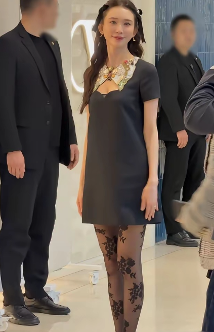 林志玲上海复出被骂上热搜，我翻完大家的讨论，真是替她捏把汗。​五十岁刚生完二胎