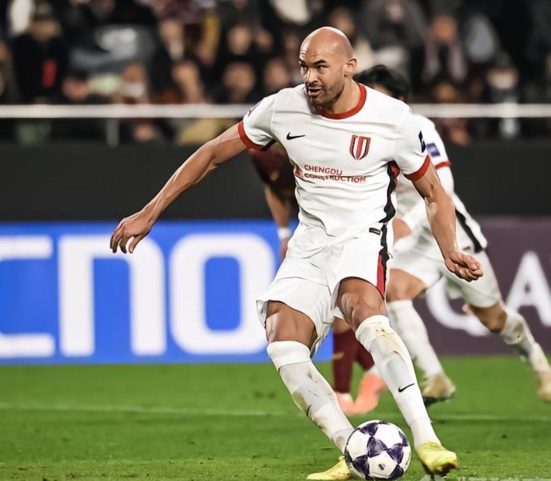 费利佩太猛了，替补出场后，成都蓉城一下子进攻格局就打开了！与上半场费利佩不在