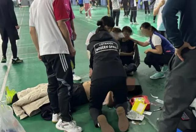 广东中山，一40岁男子和朋友在球馆打球后，突然倒地昏迷。医院认为救治希望不大，男