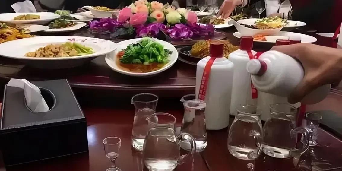实际上，从八项规定以来，公务人员的吃喝问题就有了极大的遏制。这不仅是因为规定