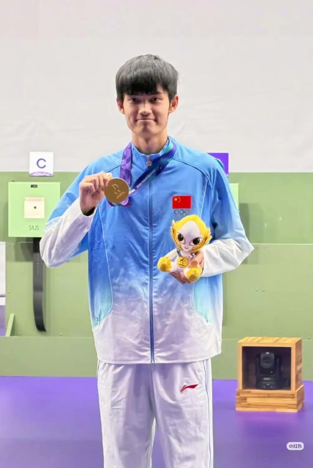 什么叫“天赋碾压”看射击选手盛李豪就明白了名古屋亚运会10米步抢拿下金牌，全程稳得离谱，归来年仅21
