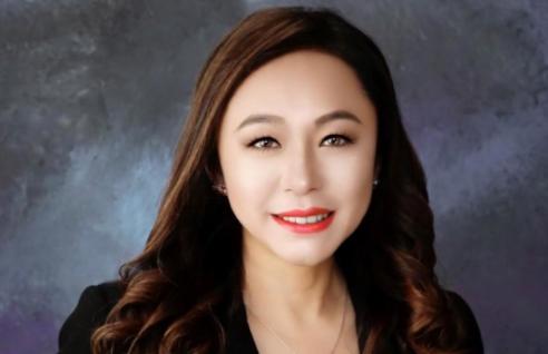 5月11日，加州亚凯迪亚市长王艾琳（EileenWang）光速“滑跪”，与联邦