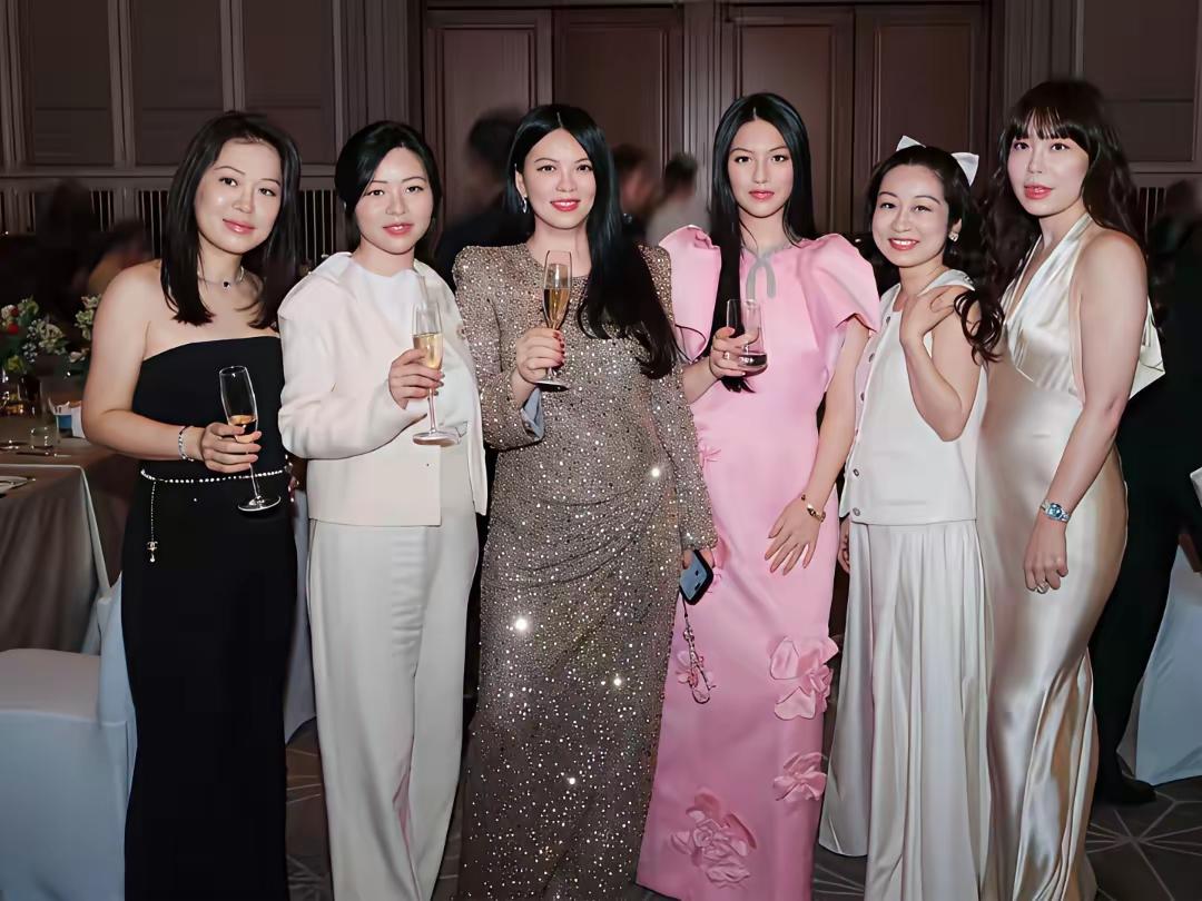 真的很佩服李湘！第一是佩服她的自信，之前那么胖，气场丝毫不输，照样在外面挺着