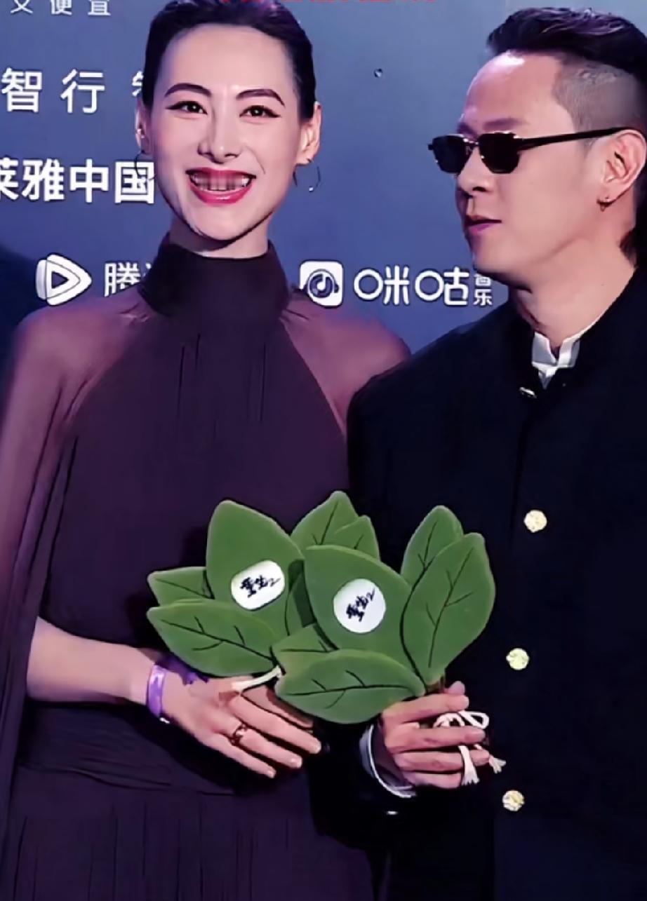梁洛施章子怡撞衫，谁更好看？不管是气质还是颜值，多数网友认为梁洛施更好看。