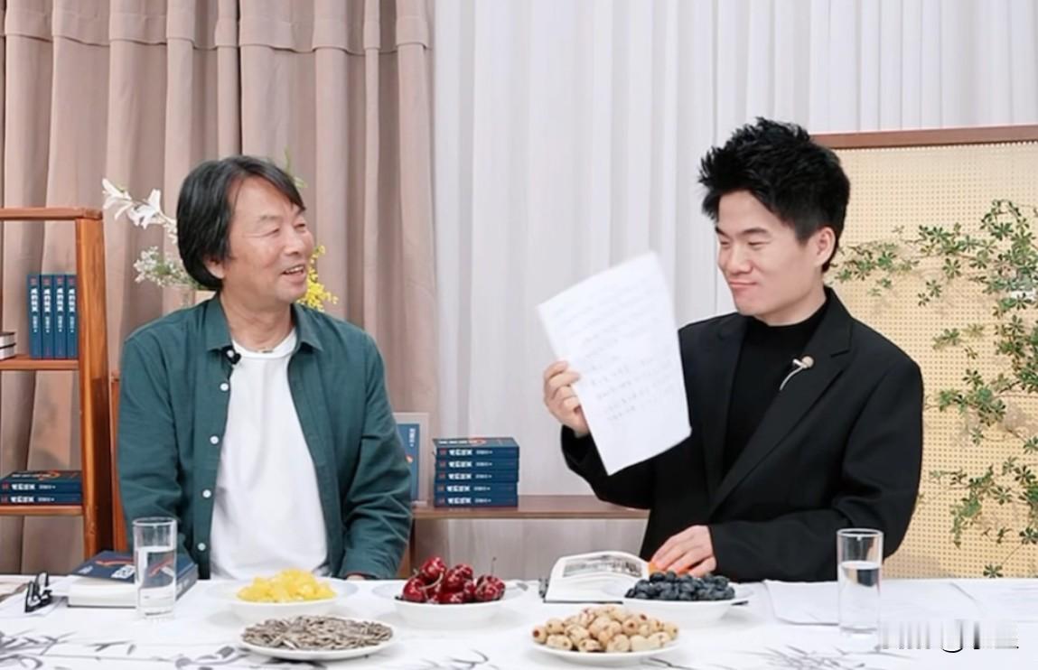 第一次见董宇辉给嘉宾撒娇他跟刘震云老师的互动也太逗了[呲牙笑]宇辉每次访谈结束