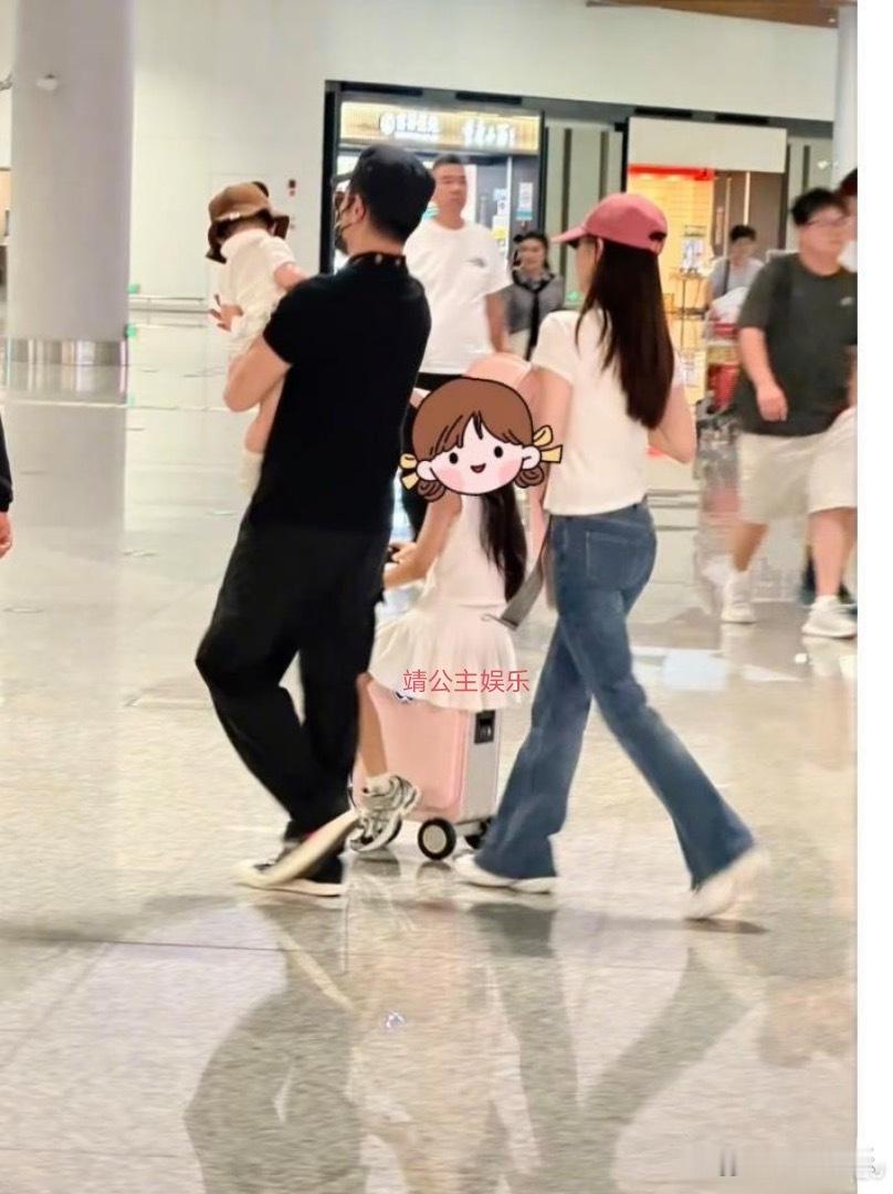 方媛一家五口抵达杭州机场，郭天王抱着三胎小女儿，看起来父爱满满，小三宝皮肤白嫩，