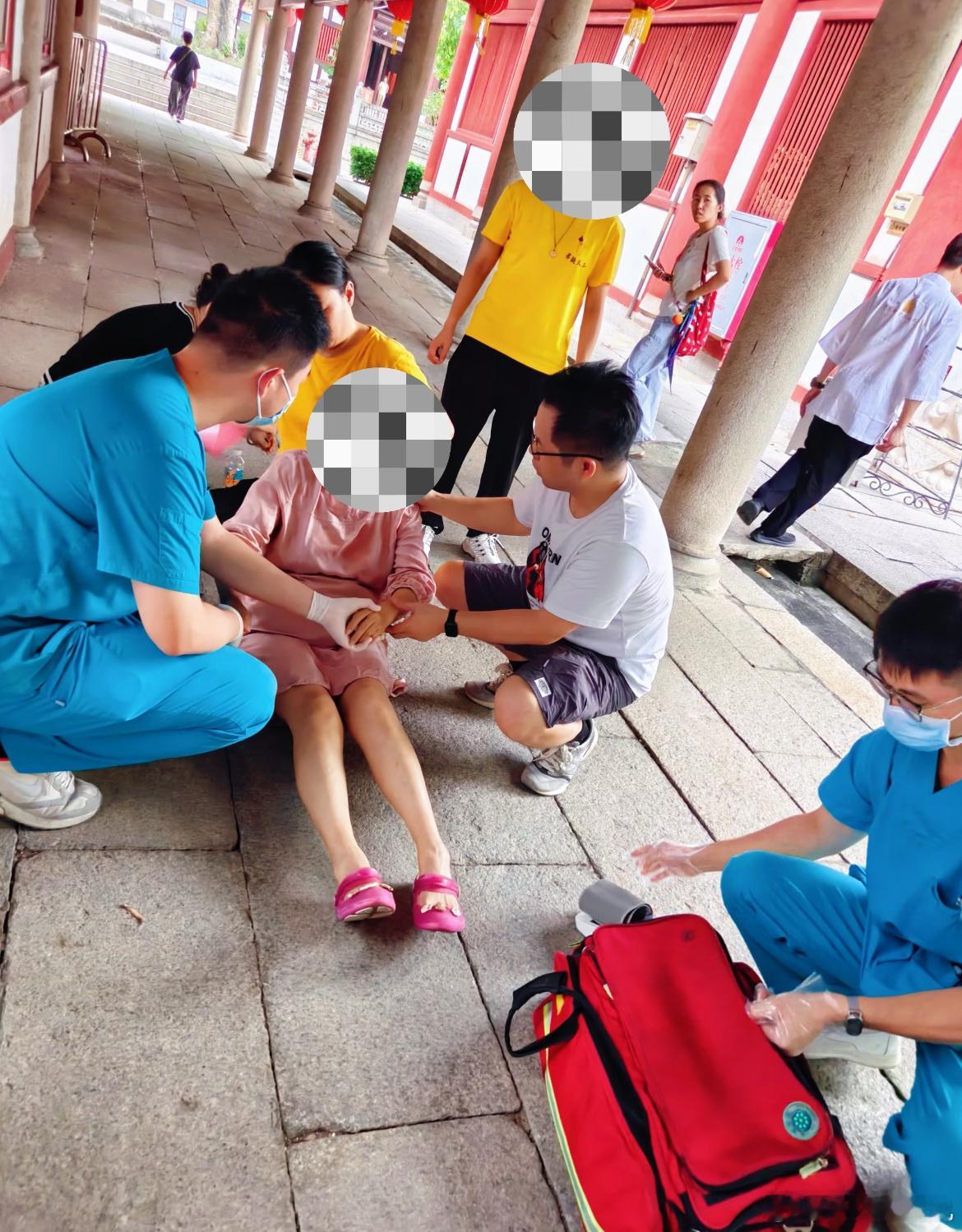 今日在广州光孝寺内，一名女游客游览途中突然晕倒在地，失去意识，现场游客纷纷围观。