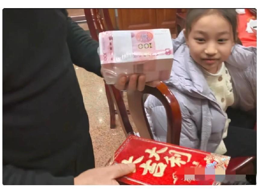 浙江一位老父亲给小辈发压岁钱，网友看完坐不住了给媳妇10万，给女儿10万，给
