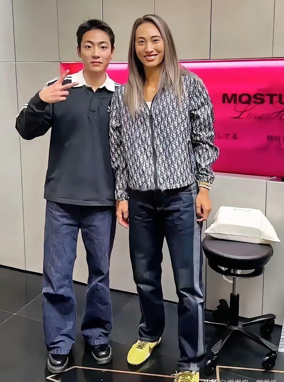 没想到夺冠后的郑钦文居然这么豪横，一套私服能抵上一套房！​​​​​