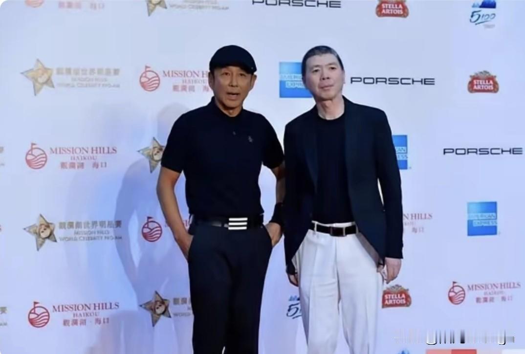 这张合照给人的感觉是：年轻时帅的老了显平淡，长相普通的倒越老越加分。看陈道明