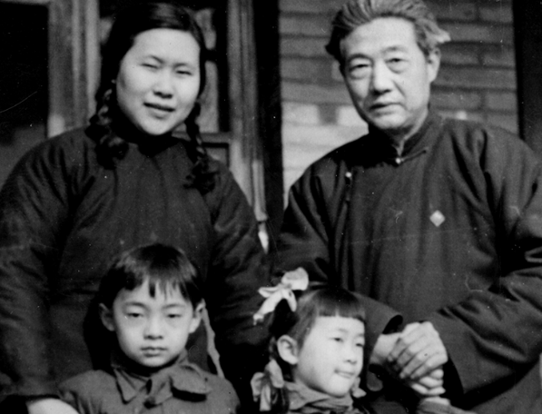 1944年夏天，徐静斐去探望自己生病的父亲徐悲鸿，但是他惊讶的发现，工资有三百大