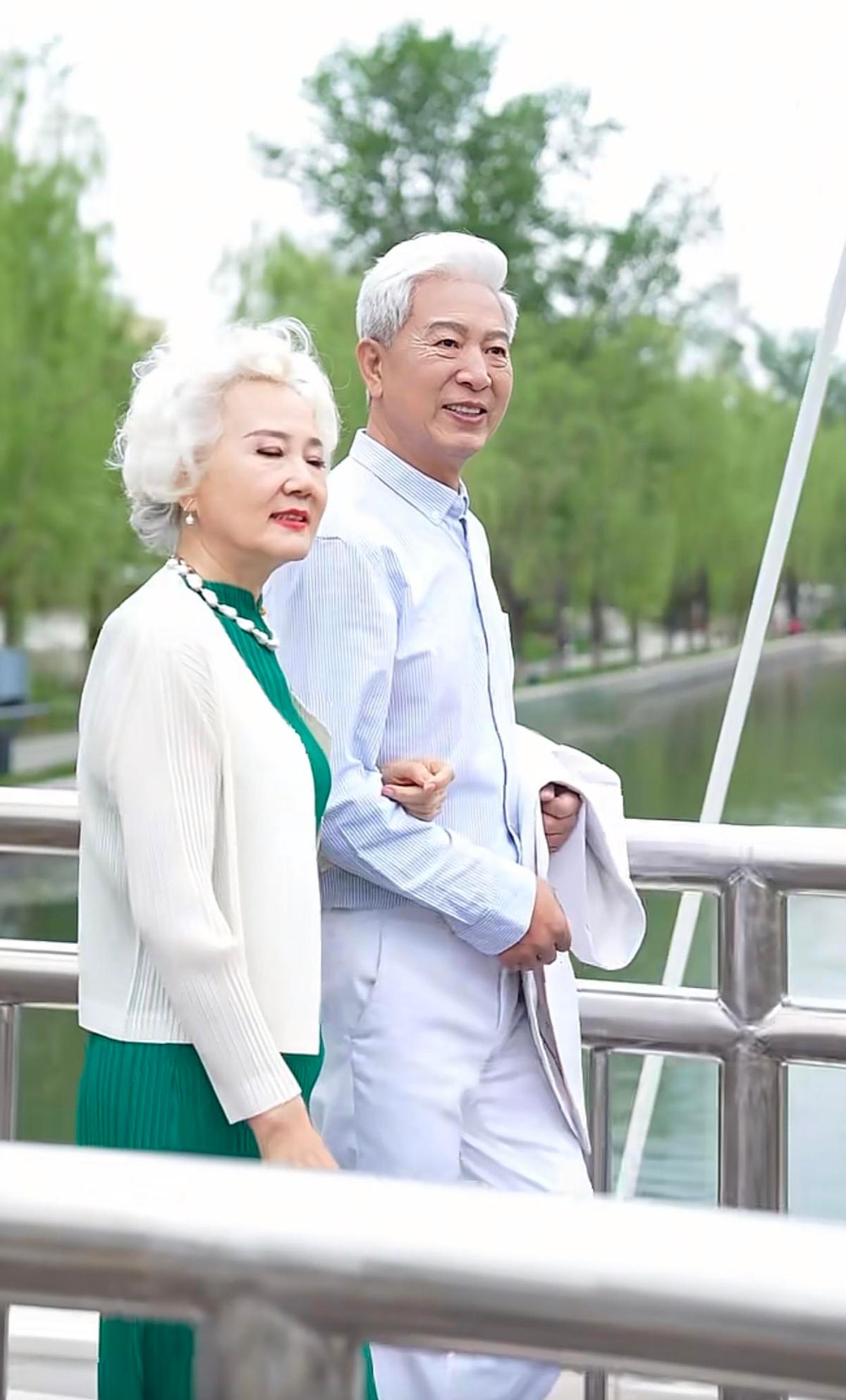 谁说退休就是在家带孙子看电视？刚才看到的一组最新数据，简直让咱们这些还在工位搬