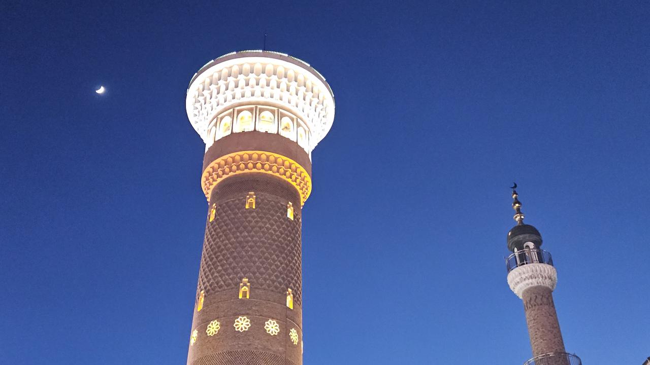 乌鲁木齐大巴扎的夜景，真的直接把我拉进了西域童话里！🌙站在广场抬头，80米高