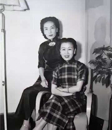 一天深夜，黄金荣的儿媳妇李志清偷偷跑进公公房间，李志清脱掉身上的衣服，小心翼翼的