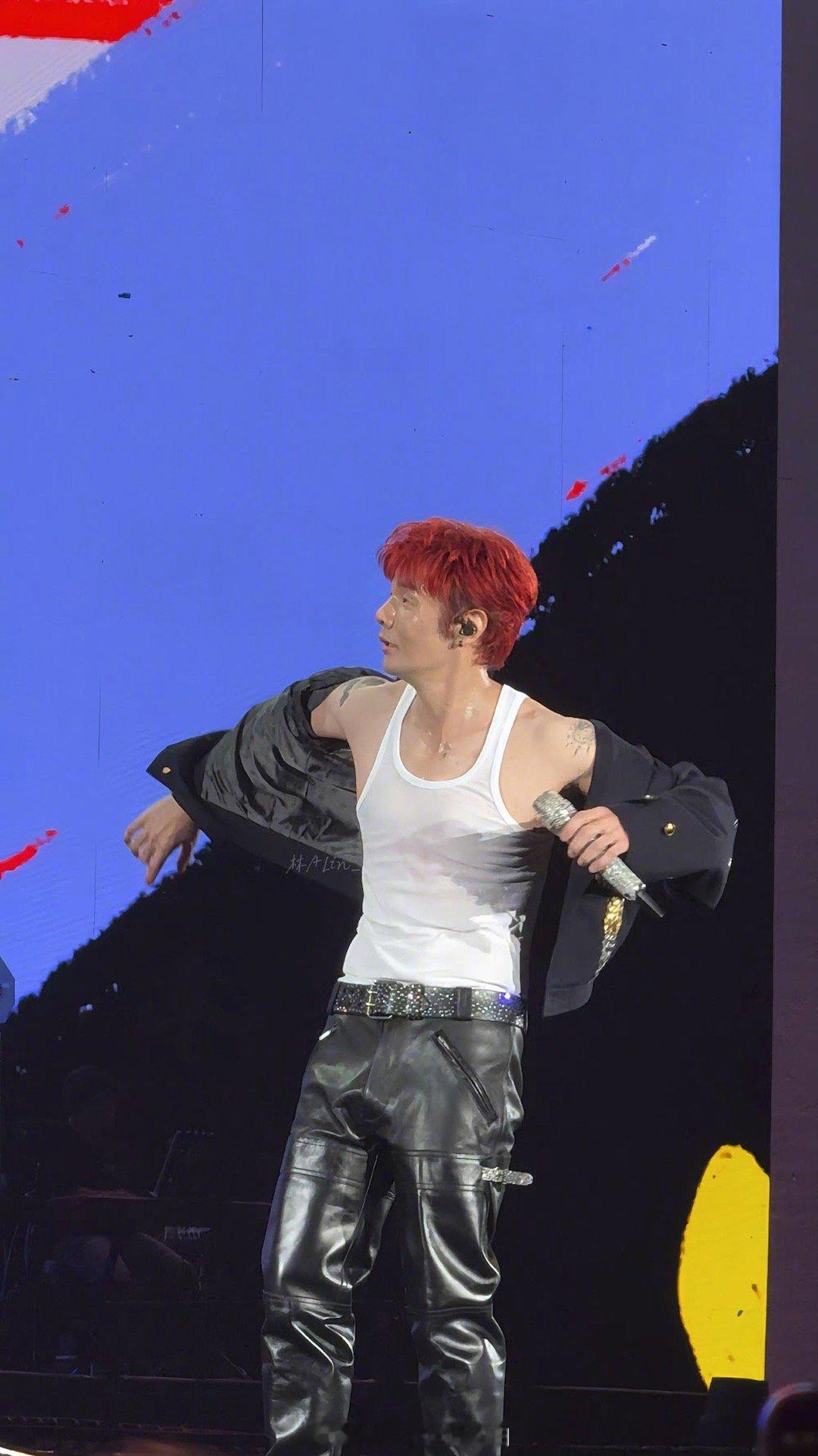 李荣浩怎么瘦成这样了哥这身段，是下了“铁命令”练出来的。他曾放话：要么瘦，要么