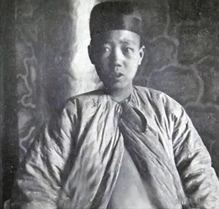 小德张：一份比大清更值钱的支票。1912年2月12日，隆裕太后颤着手，在退位