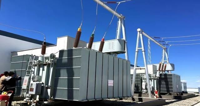 最魔幻的一件事发生了。美国人一边咬牙切齿地给中国产的变压器加了104%的关税，一