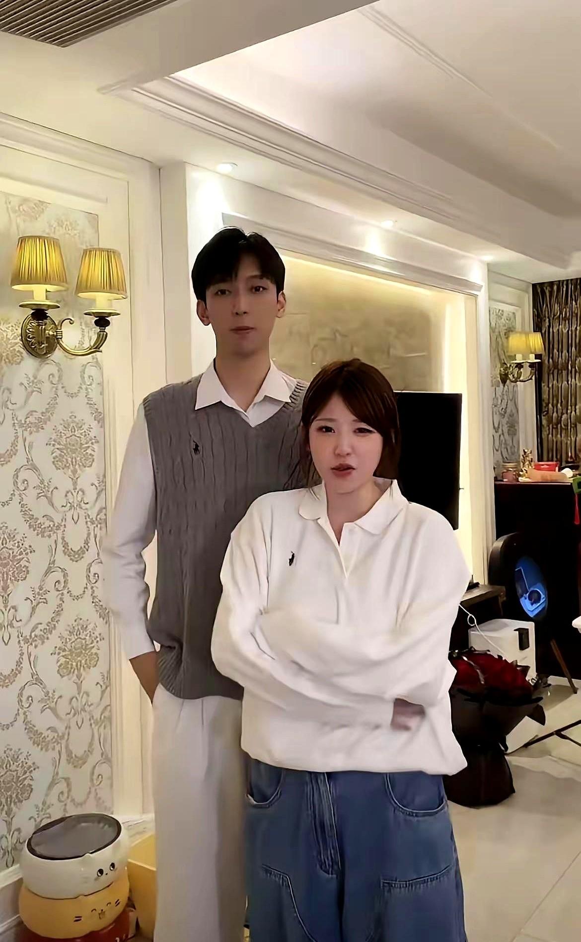 黄一鸣这思维不太正常。她妈妈看着小虞老师给她做饭，嘴上夸他性子好。女儿闪闪