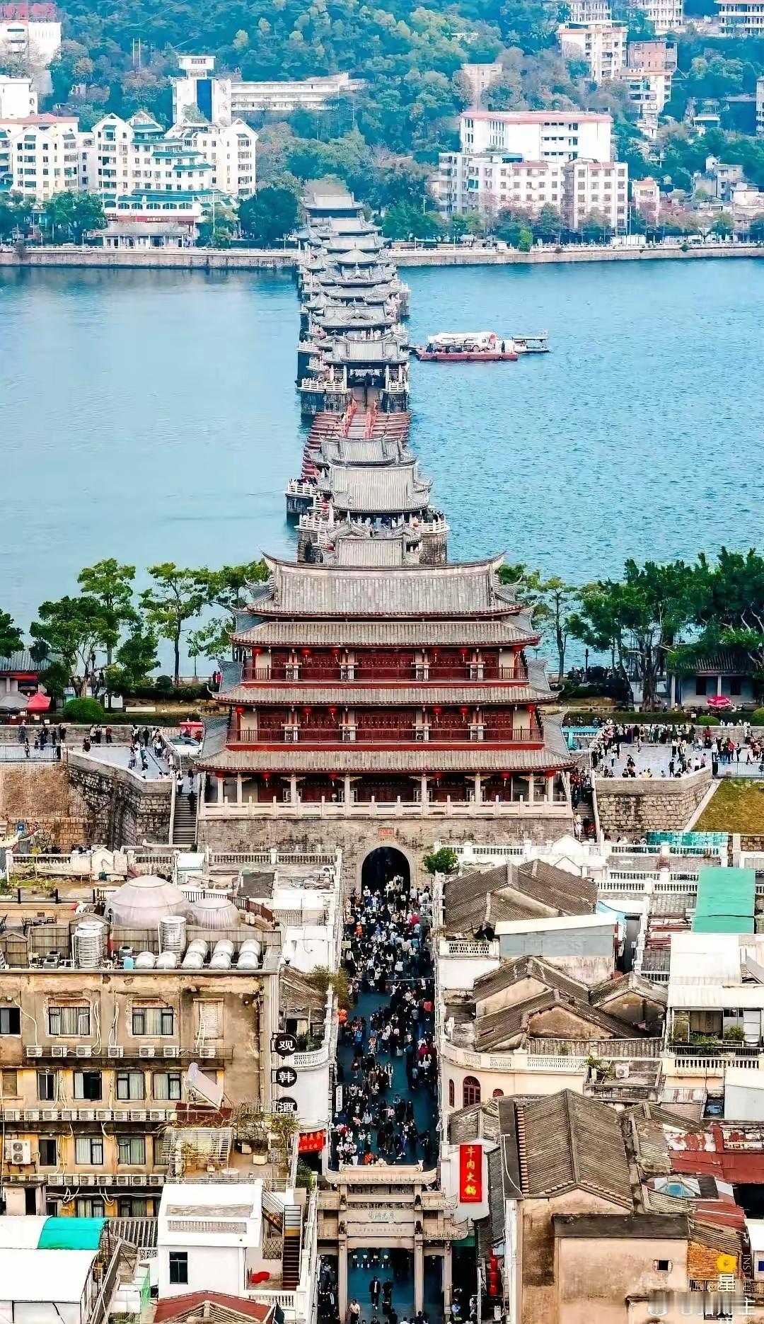 潮汕人很多都是南宋遗民，崖山之后宋朝灭亡，在战争前宋军将不少女眷都送到了现如今的