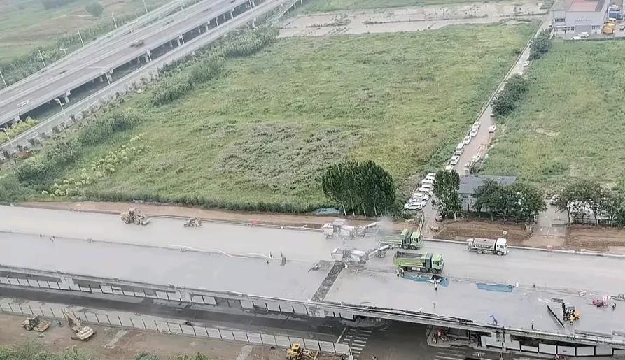 最近路过石家庄市和平路高架，发现复兴大街东侧接地面部分开始铺路面了，好多机器都在