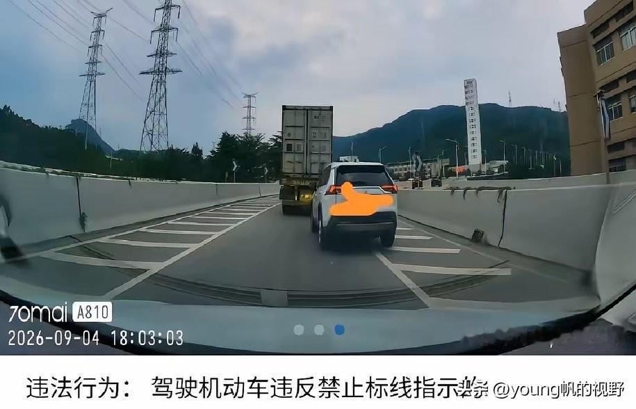 看来在匝道行驶也要小心路边的这些标线。有车主在广州黄埔区永龙大道行驶时收到的违章