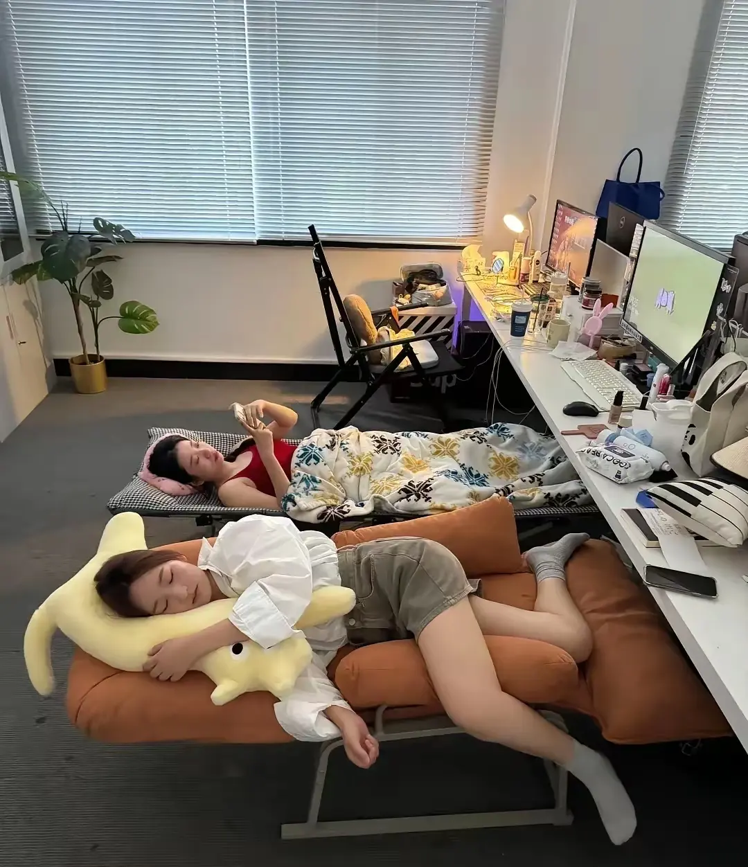 中午办公室午休，最里面是我的位置，我该怎么睡？