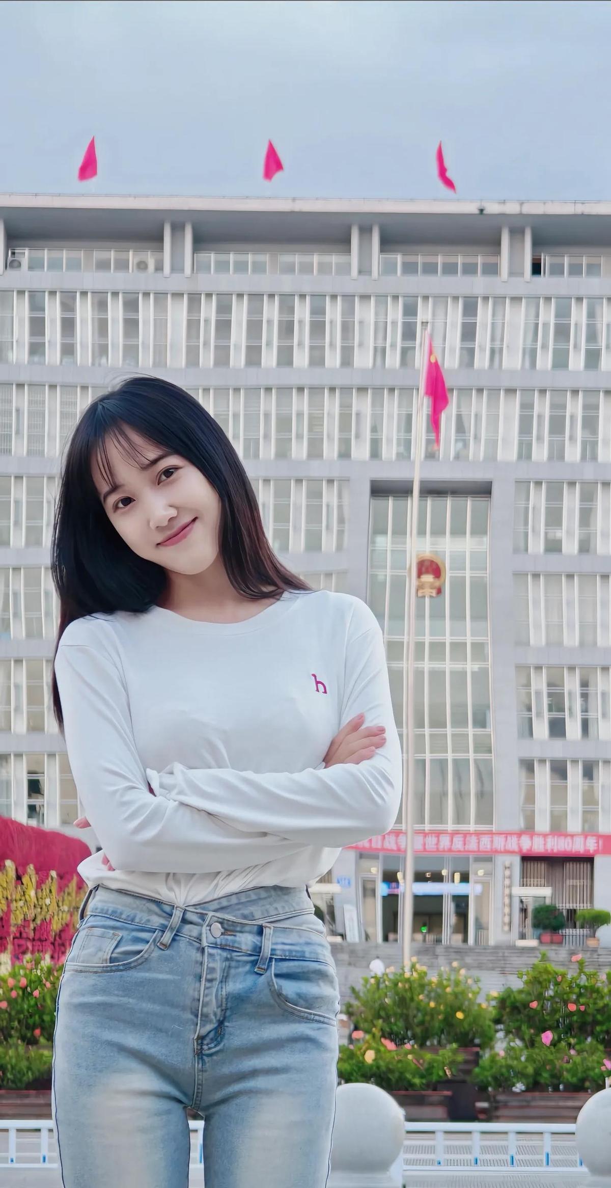 紧身牛仔裤别再配厚底了，今年搭露腰短T，脚上踩双透明凉鞋，腿长直接拉满。高腰是