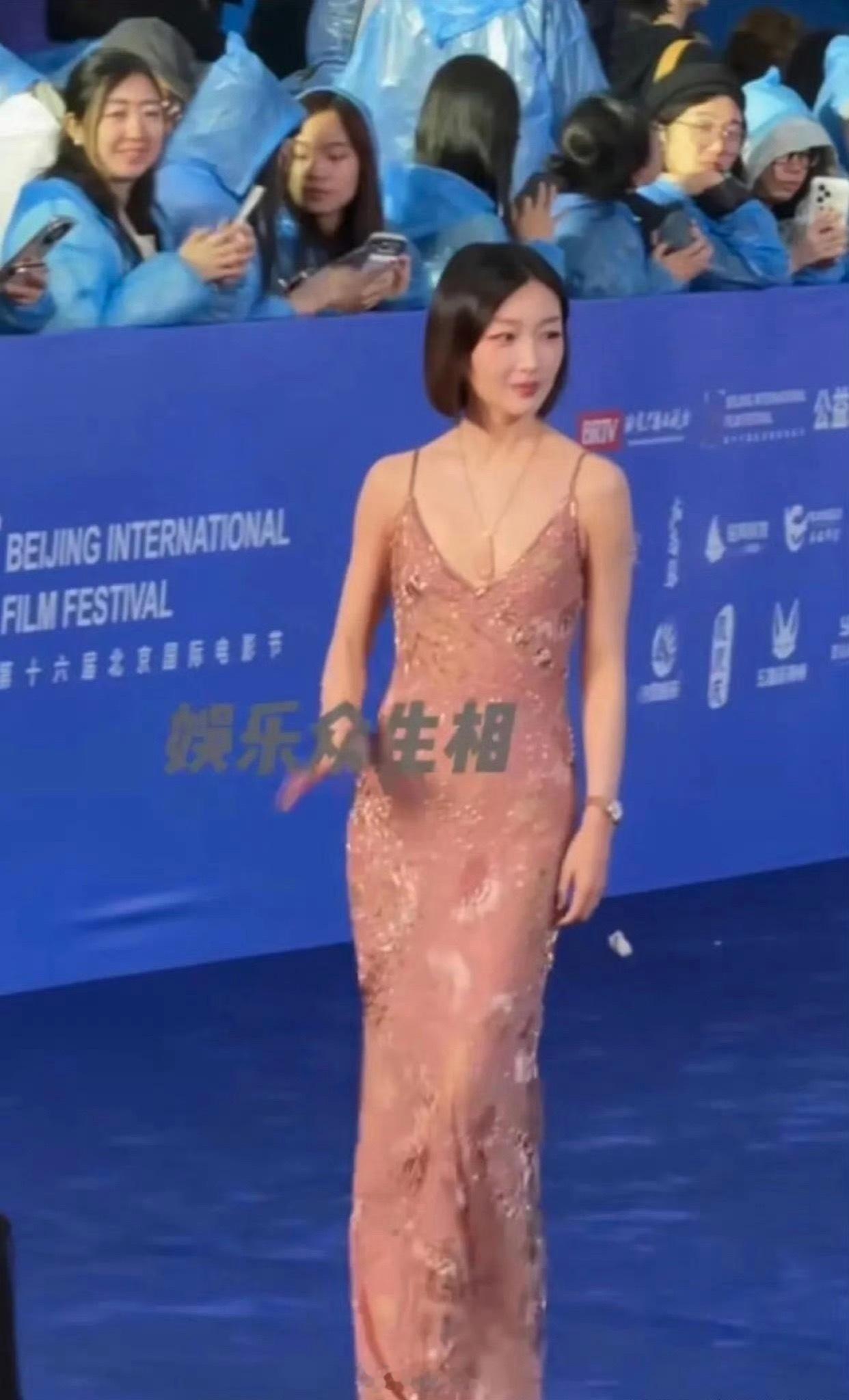 周冬雨30岁过后身体才开始发育，越来越有女人味了