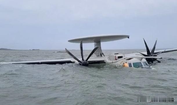 军事专家杜文龙提醒，美国这次南海坠机事件，我们不能光看热闹，看表面。不排除美国进