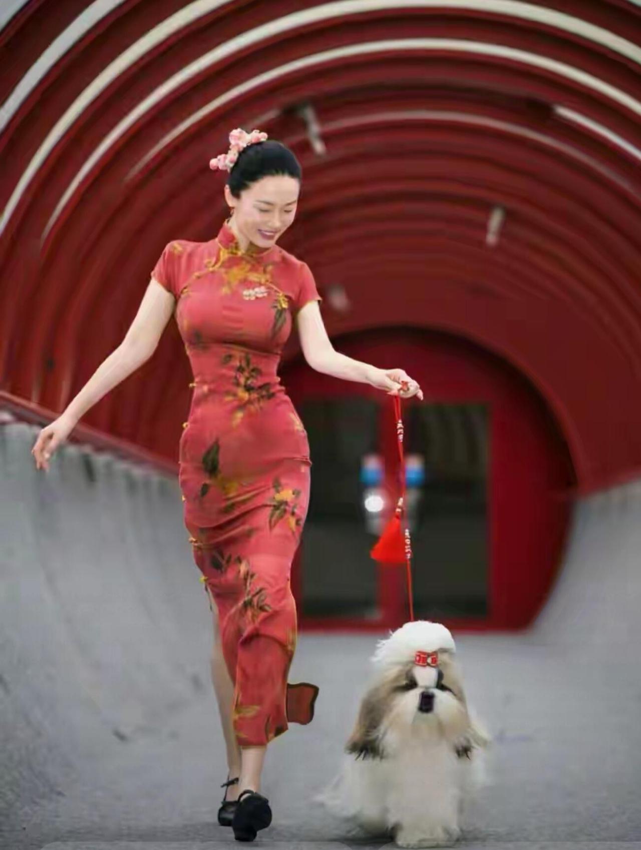 霍思燕活成了娱乐圈最松弛的人，不卷颜值，不控体重。这次上热搜被讨论的最多的不是