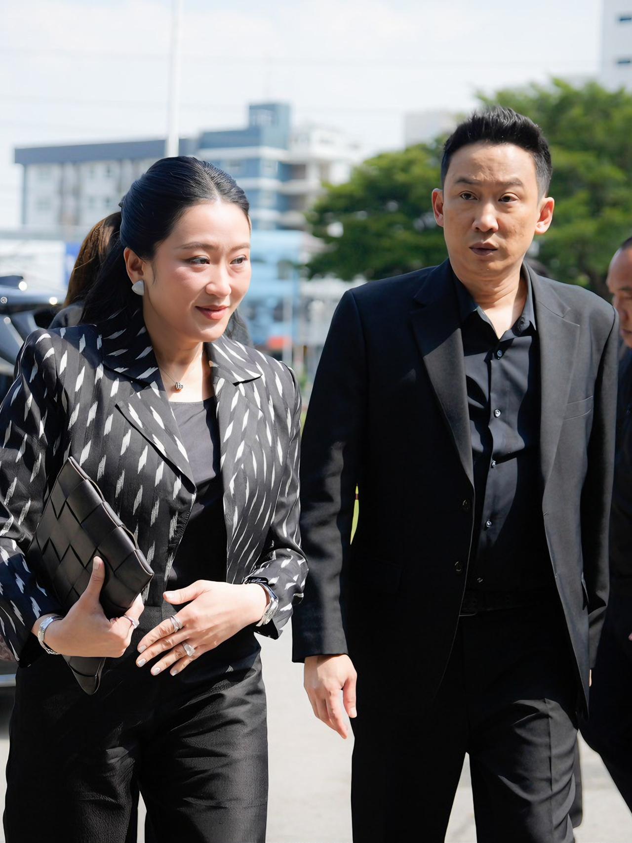 他信儿子首次亮相，跟着佩通坦看望父亲2025年11月10日，前总理佩通坦携兄潘