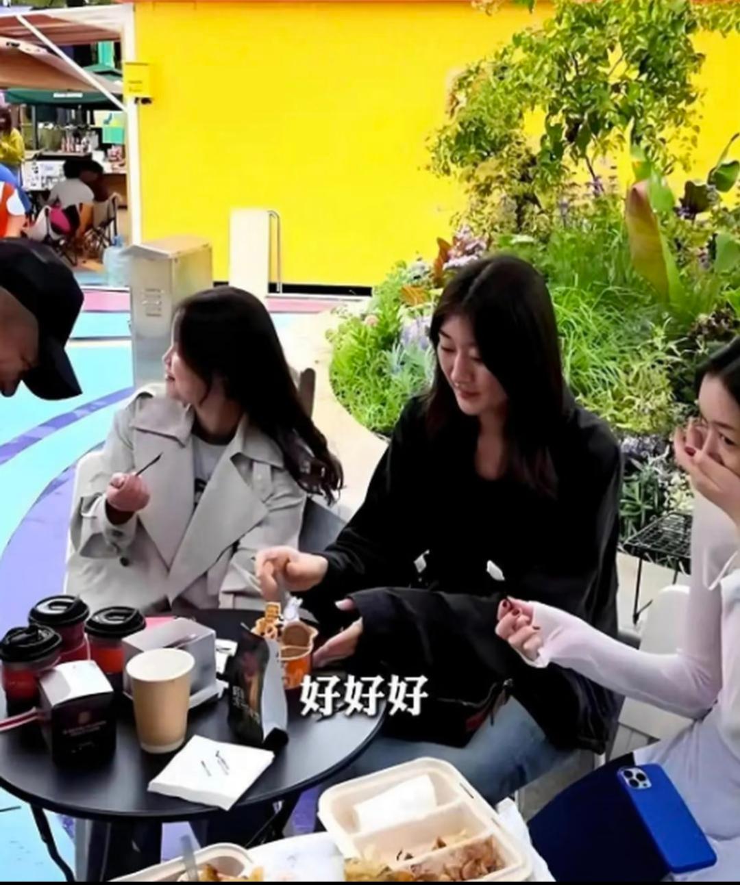 虽然这张照片只是看到了李嫣的指甲还有她的上衣，但是依旧能看出孩子被她们养的很好！