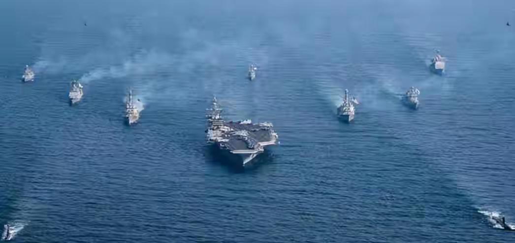 美国人终于发现了：中国的东风导弹，不用击沉我们航母，擦着即伤这些年美国航母总在